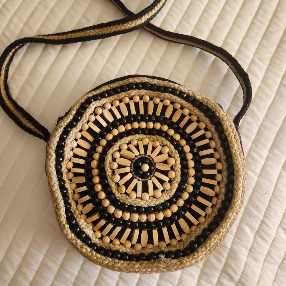 beige circle woven bag w/ Black & wood beads